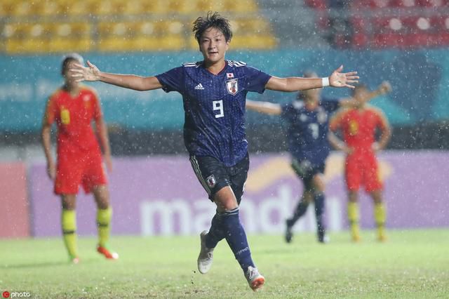 美女扒开尿口捅