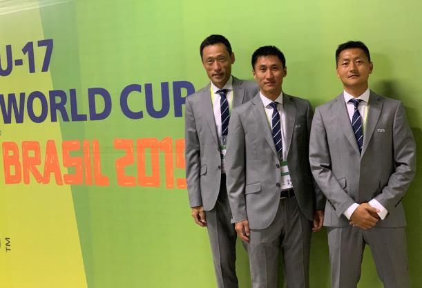 女人把尿口扒开让男人捅